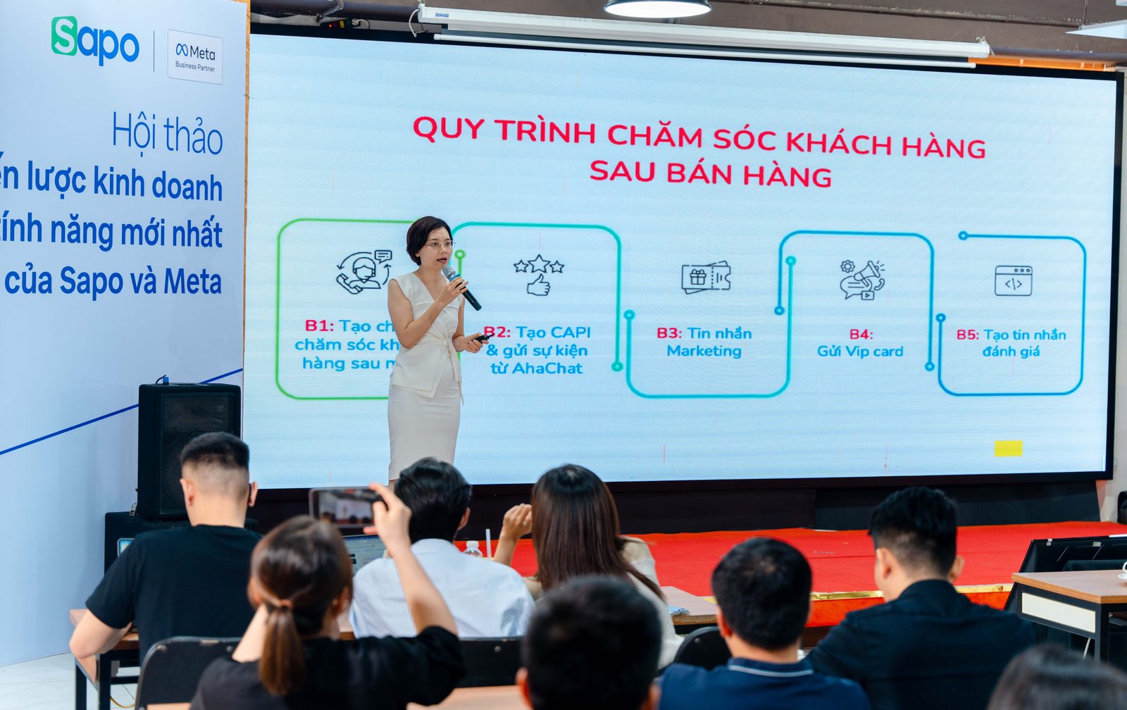 Chị Việt Phương chia sẻ quy trình chăm sóc khách hàng tại hội thảo